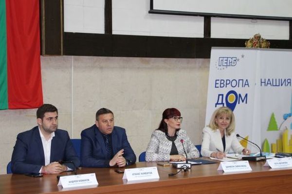 Петя Аврамова участва в дискусия на тема „Европа в нашия дом“ в Благоевград.